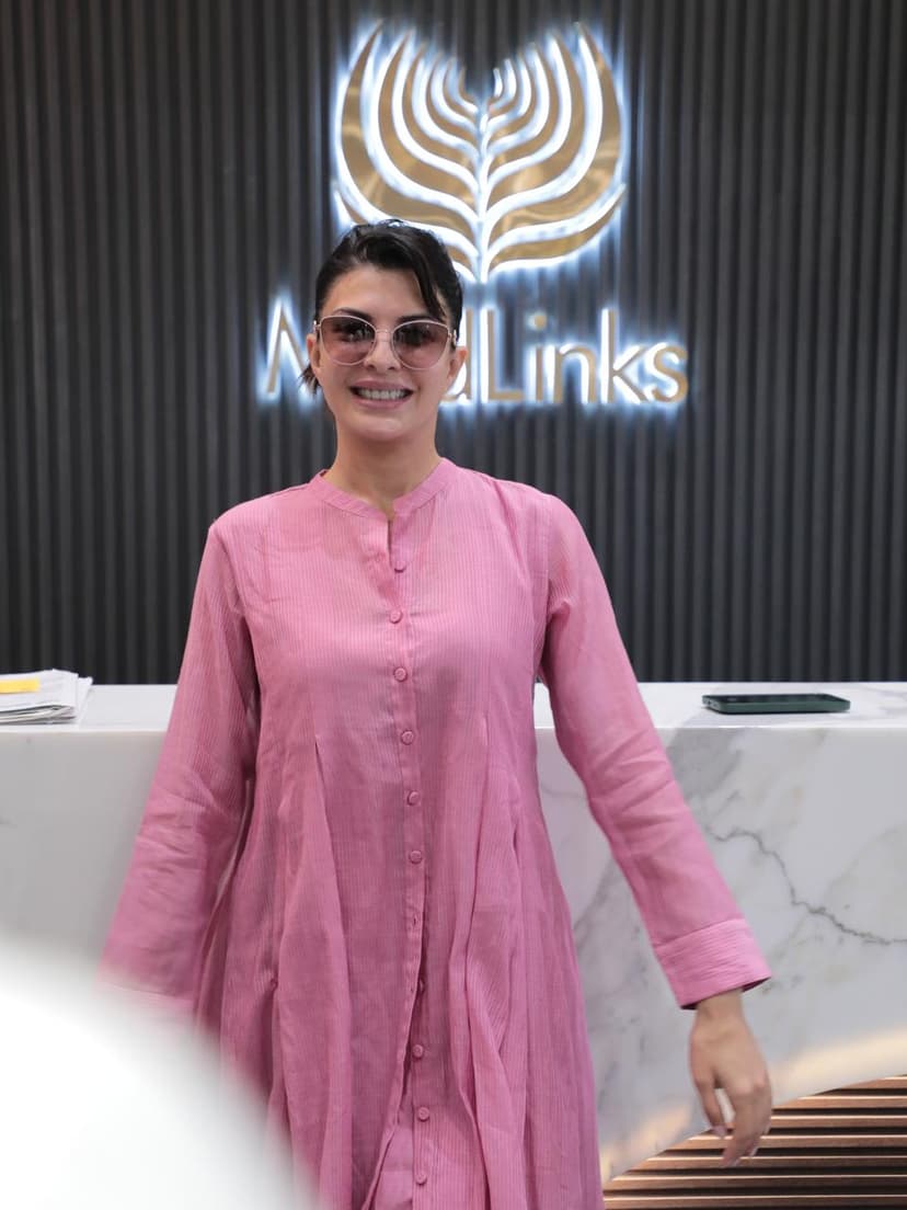 Bollywood Actress Jacqueline Fernandez visits MedLinks for skin treatment